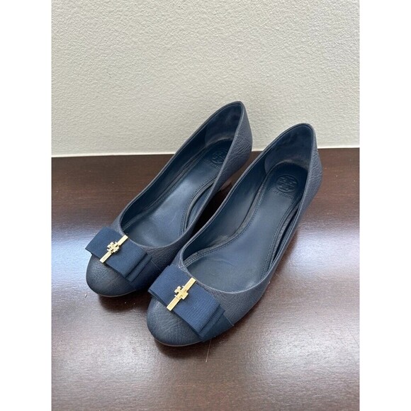 Tory Burch Bow Closed Toe Wedge Navy Gold Accent Leather Womens 7 - Picture 1 of 9